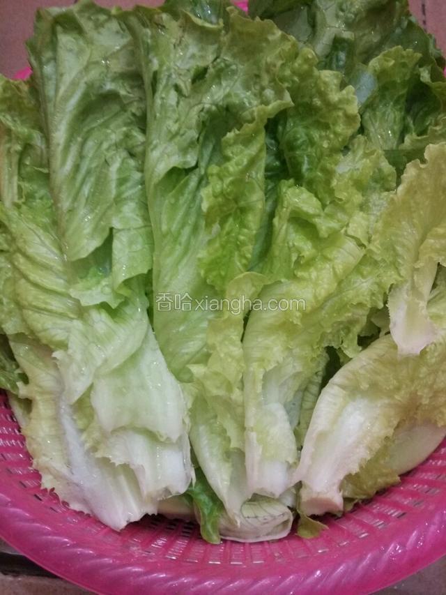 生菜用淘米水浸泡20分钟，洗干净备用