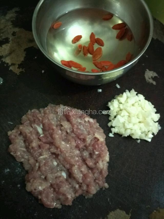 肉、大蒜剁碎，枸杞用开水浸泡备用