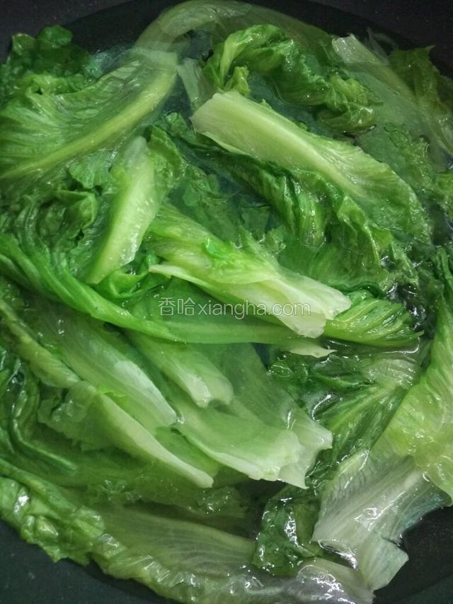 上锅把水烧开，加油、盐再下入生菜滚差不多几十秒钟变翠绿捞出来
