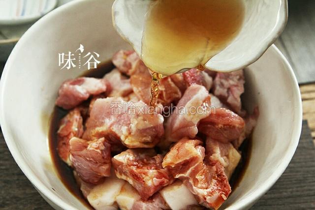 排骨洗干净用料酒  酱油腌制1个小时。

