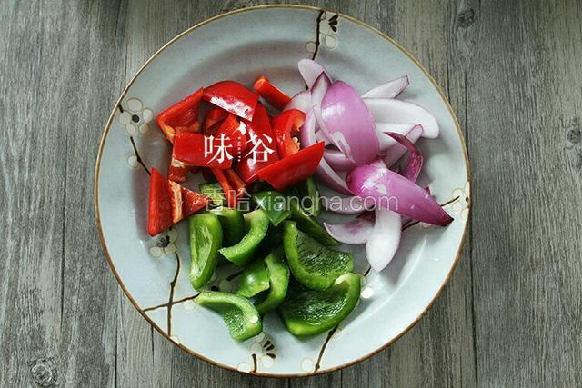 青红椒和洋葱切好备用。
