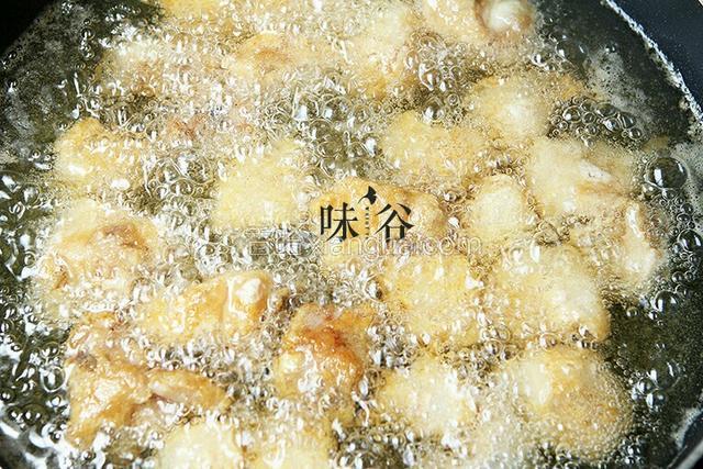 排骨放入锅内中小火炸至金黄色。
