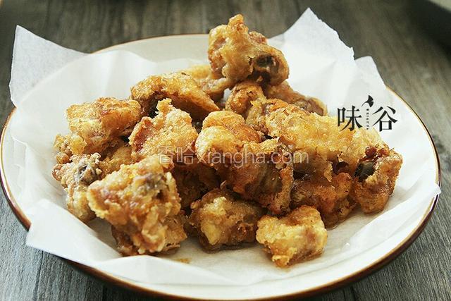 捞起放在吸油纸上备用。
