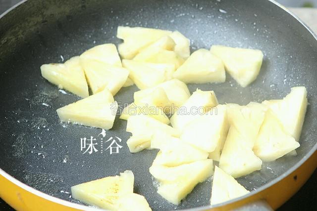 锅内留点油，把萝下锅炒至半熟，炒出香味。

