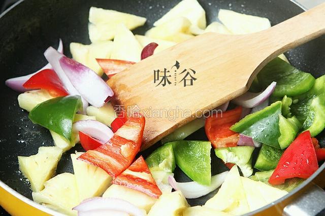 倒入切好的青红椒和洋葱翻炒。
