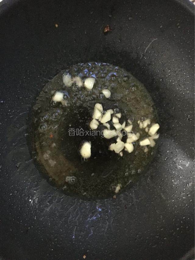 锅里面放适量油，烧至七分热时把蒜末放去爆香