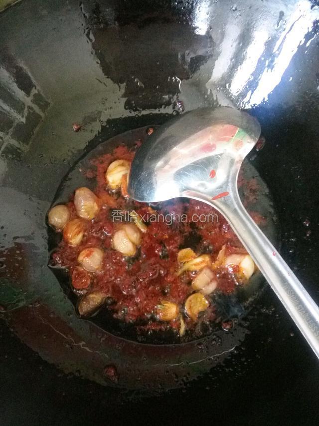 油锅烧热后，放入花椒，小洋葱炸出香味，再放入番茄酱，豆瓣酱炒出红油。