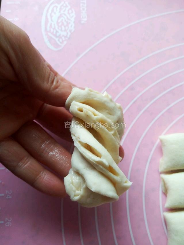两端反方向拧劲，拧出螺纹状