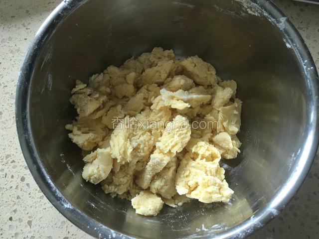 用刮刀翻拌均匀。