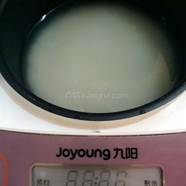 
大米洗净放入电饭煲，加入适量水和一匙盐一匙油按煮饭键煮熟
