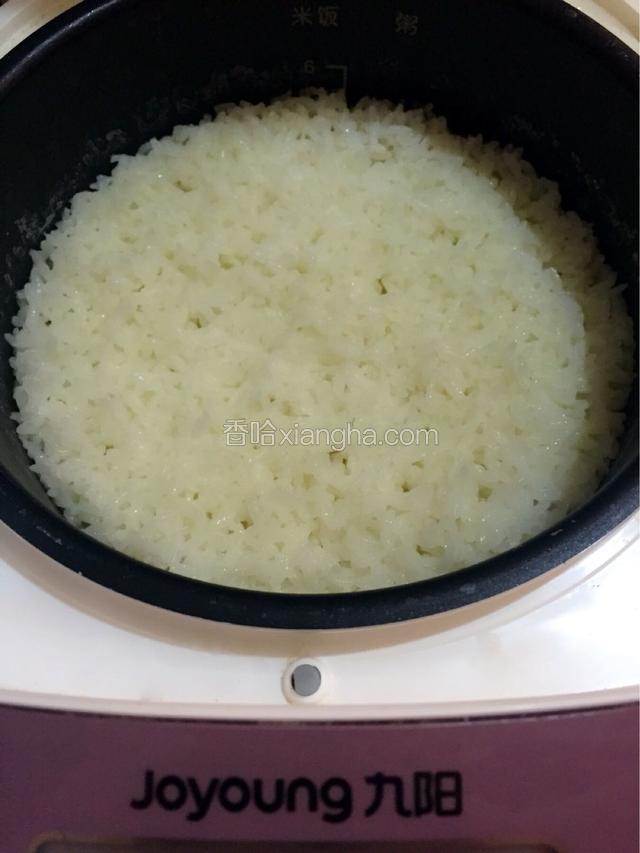 煮好的米饭用铲子将其打散焖三到五分钟让米饭颗粒更饱满莹润
