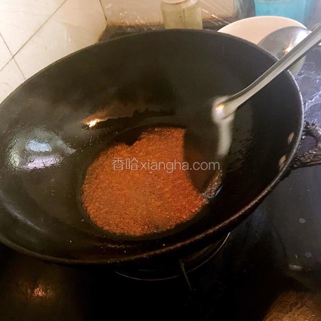 食用油，白糖，熬糖色至起沫，糖色即可，倒入鸭子翻炒