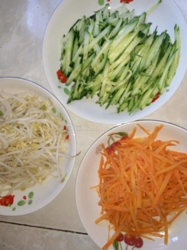 黄瓜洗净切丝，胡萝卜洗净切丝，放开水了焯至断生捞出，绿豆芽也放开水里焯至断生捞出备用。