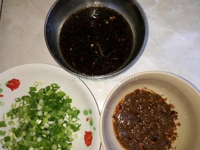 小香葱洗净切成末，蒜切末放入极味鲜，蚝油，醋，芝麻香油，鸡粉，盐调成汁，