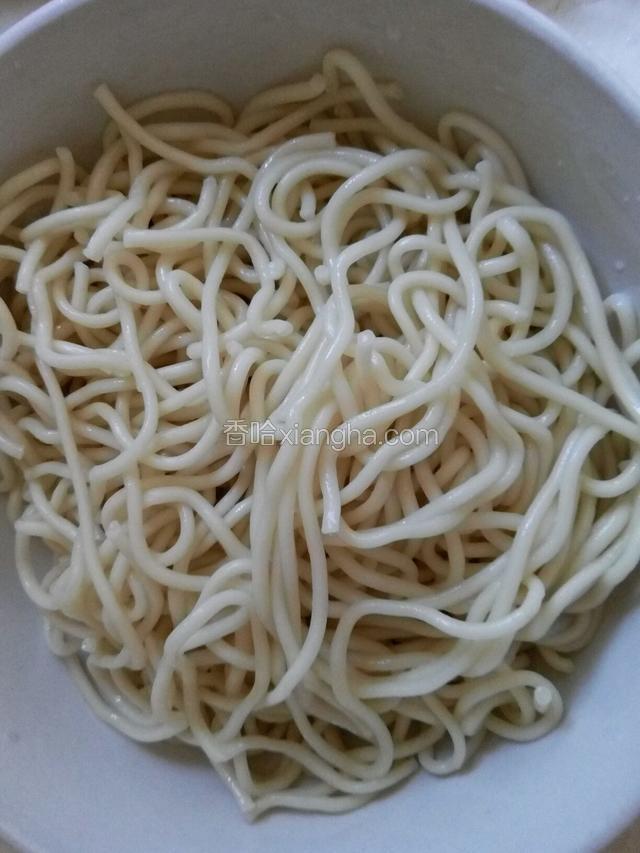 开水里放入几滴食用油放入面煮到八成熟捞出过俩次凉水，控干水分放一大碗里备用。