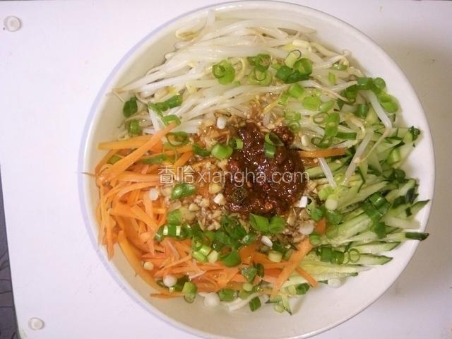 依次放入黄瓜丝，胡萝卜丝，绿豆芽，然后放入调好的汁液和辣酱。