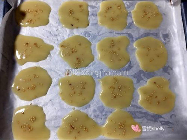 烤盘垫上油纸，用勺子舀在烤盘上，让面糊自然成型，然后撒上熟白芝麻。
一次烤不完，需要分次烤，这些量烤了4盘。