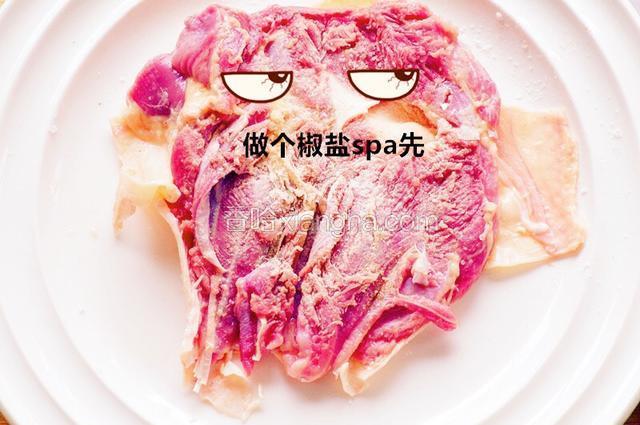 剔好的鸡肉平铺在菜板上，正反面都抹上白胡椒，盐，和玉米淀粉，除了玉米淀粉还可以用土豆淀粉，薄薄的一层。盐也不要太多，因为照烧汁也有咸味。腌鸡肉的时候，就可以开始做照烧酱了。
