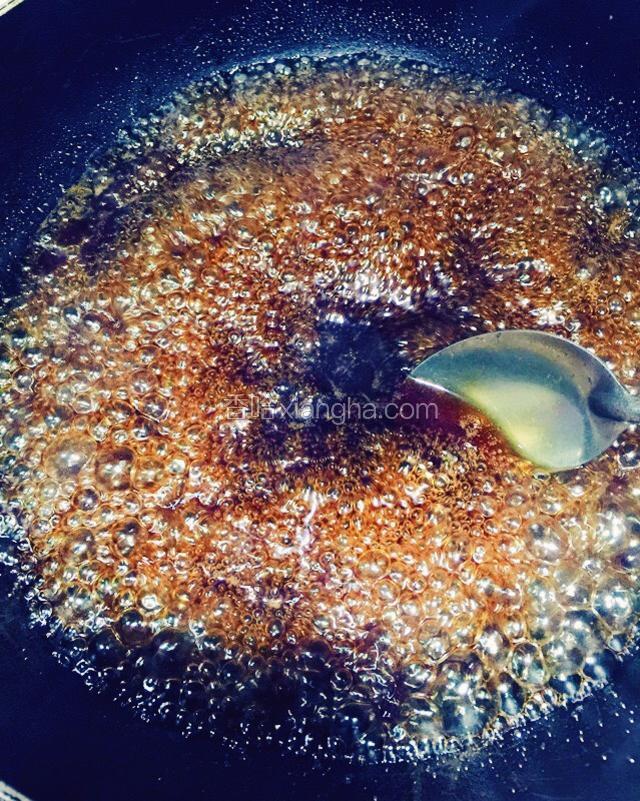 照烧酱的做法特别简单，酱油、味淋、白葡萄酒、白糖，一股脑儿倒锅里一边搅拌一边让它小火烧开，烧着烧着冒出很多大泡泡的时候，加入柠檬汁，盐，再倒入水淀粉，水淀粉加多少合适？锅里的汤汁开始有些粘稠就可以了，一定要不停搅拌，防止糊锅。
