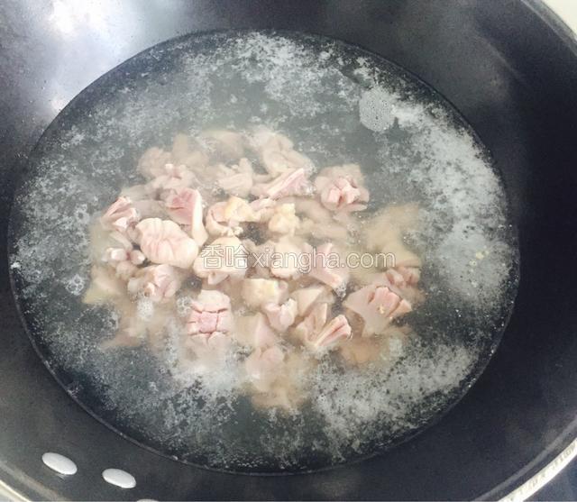 锅内加水烧开把鸡胗倒进去加料酒除腥