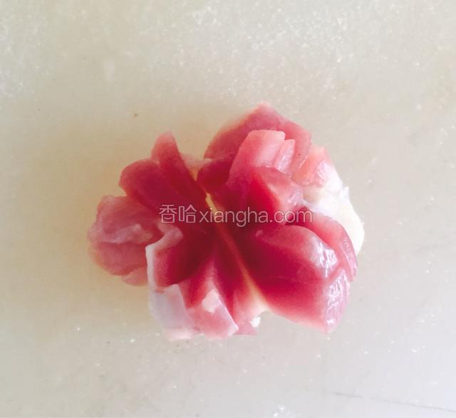 鸡胗洗净，用刀切成十字刀花
