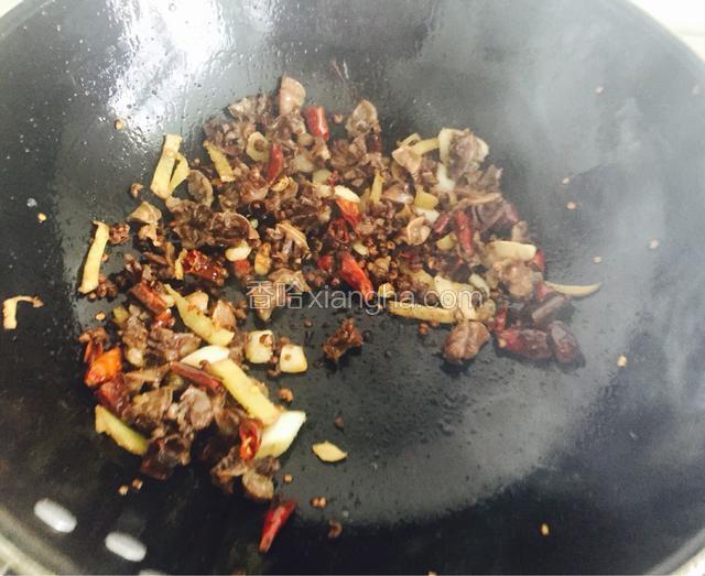 炒锅放油烧至八成热，把控干水的鸡胗倒进去过油，（这个过程没拍图。）炸至金黄捞出控油，锅内留少量油，先把花椒，姜蒜炒香，再放入鸡胗，盐，白糖煸炒