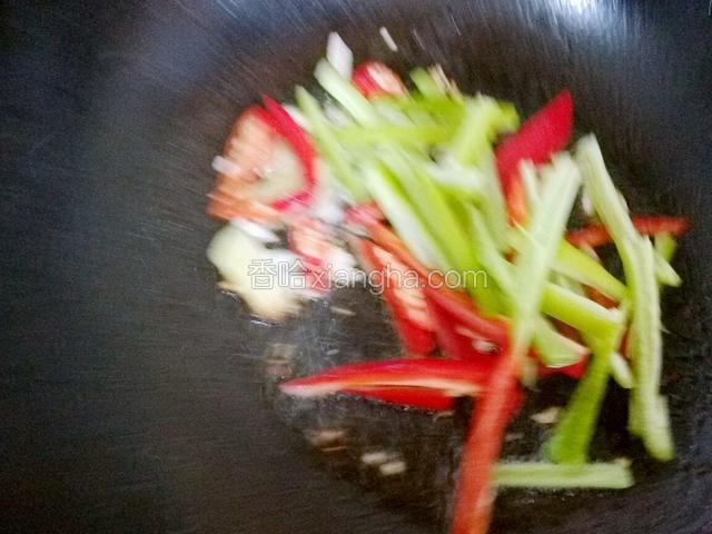 下青红椒翻炒，加酱油，料酒，糖，少许盐，花椒粉，鸡精炒匀。