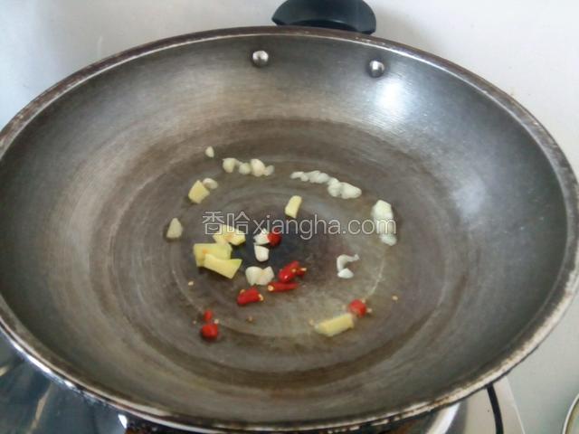 爆香葱姜蒜辣椒