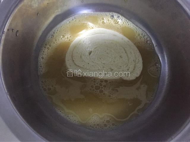 馒头切片，把鸡蛋和牛奶混合在一起放少许盐搅匀，拿起一个馒头片放进去两面沾上蛋奶液