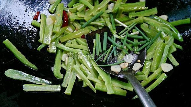 给点白醋，给葱段炒匀关火。
