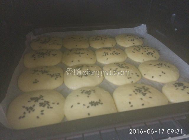 准备好烤盘，把面糊挤成直经6-7公分大的小圆饼。每个饼匕撒上几粒黑芝麻。送入预热好的烤箱。