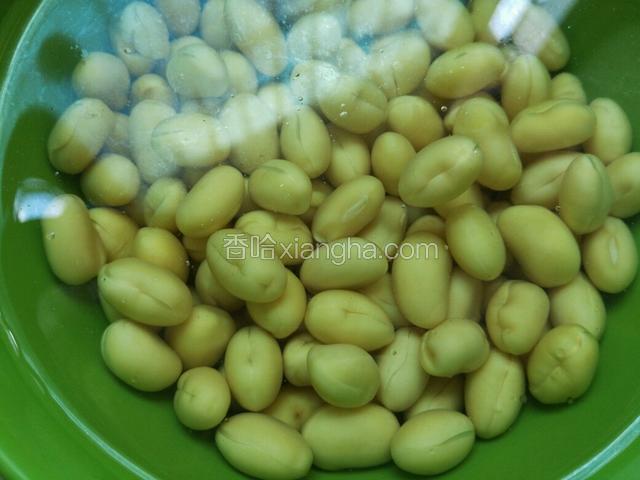 将黄豆浸泡1个小时