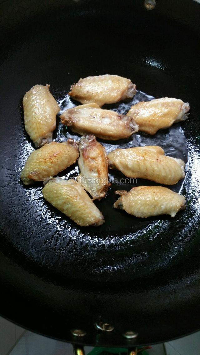 油烧热，把鸡翅煎至表面变黄装盘备用