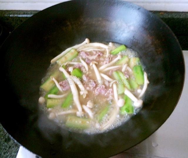 放入腌好味的瘦肉同煮，肉熟关火。
