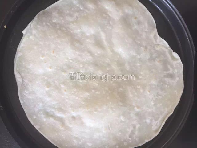 电饼铛调制烙饼档，因擀饼时两年都抹了油，所以电饼铛里不放油，锅热直接把饼放里，饼中间鼓起翻面，基本一两分钟一张饼。