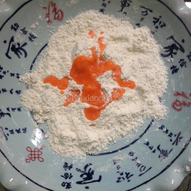 饺子粉分成四分，分别揉成面团