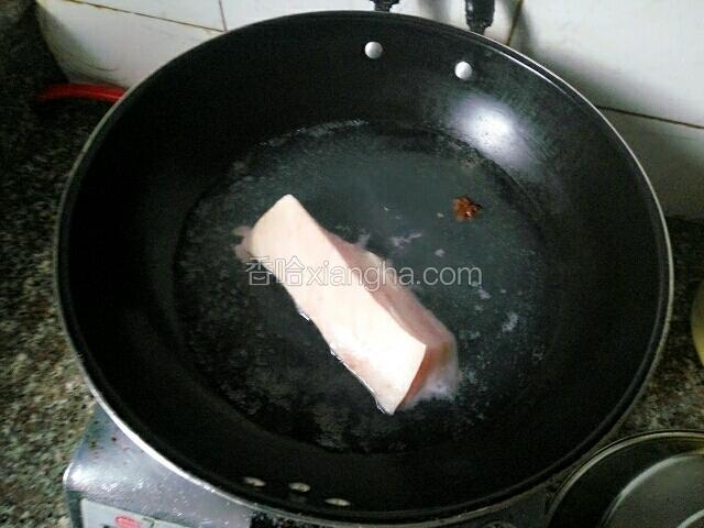 肉洗净 入锅加一个八角煮4分钟后捞出浸冷水 煮肉的水倒掉