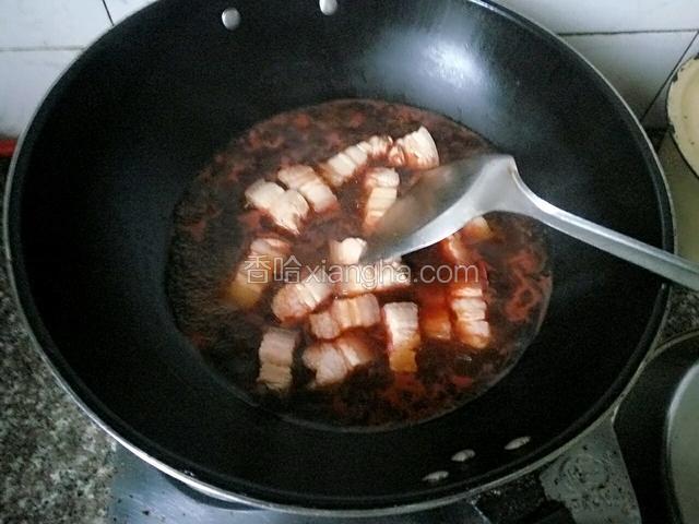 在锅中依次加入料酒 冰糖 腐乳汁 醋 生抽 八角2个  一大碗清水煮沸  待冰糖溶解后加入肉丁