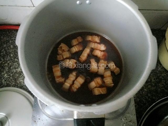 锅中煮沸后  倒入高压锅 大火烧响  中火再烧9分钟后熄火  等待高压锅减压