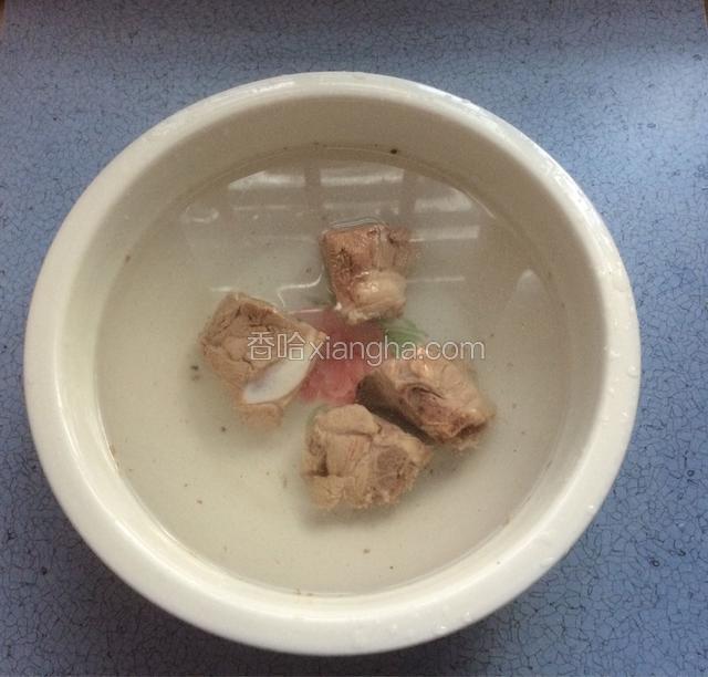 龙骨绰水后放入凉水中清洗干净后倒入砂锅中备用
