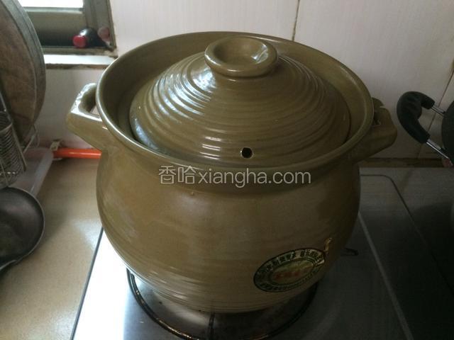 再次大火煮开，盖上盖子，中火半小时后改成最小火，慢炖一小时就可以了