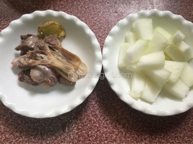 鸭头鸭脖子捞出沥干水分冼净备用，姜切片，冬瓜切小块