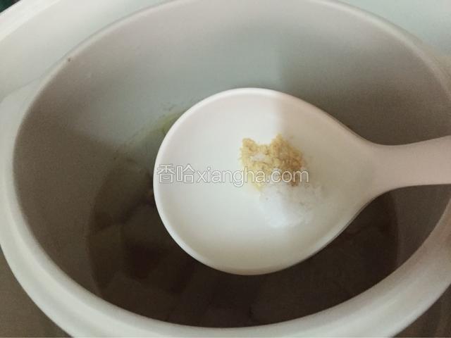 时间到，拿掉盖子，加入适量的盐调味即可