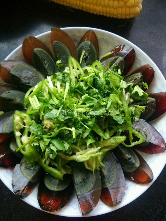 青椒切丝，香菜切碎段，铺在皮蛋之上
