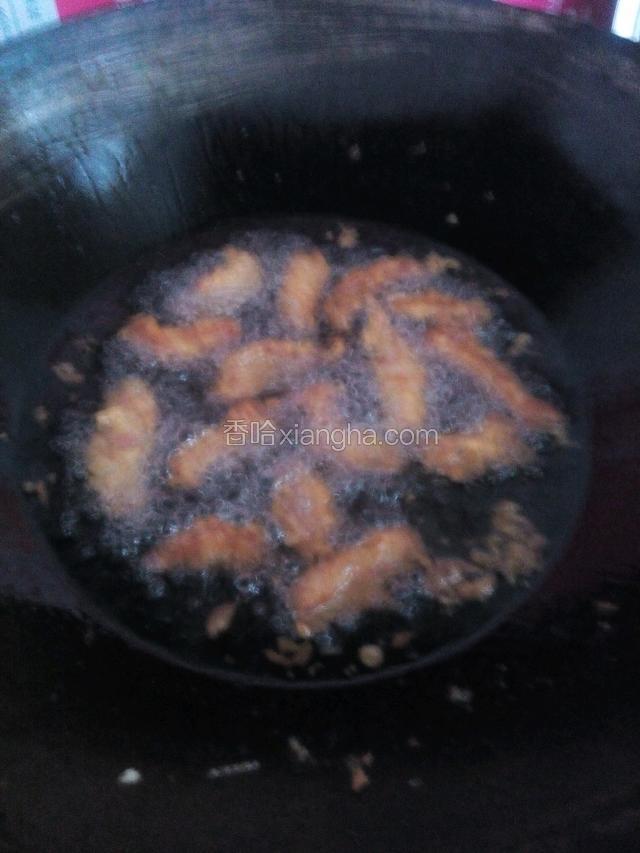 虾仁挑去虾线，洗净用少许盐，料酒，胡椒粉，少许淀粉抓匀再腌渍
十五分钟。锅里放油温热把腌制好的虾仁倒入轻轻滑开，待虾仁变色即捞出。