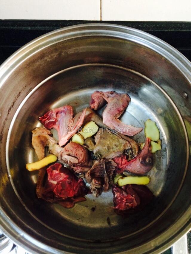 将鸽子，生姜，花椒倒入锅中