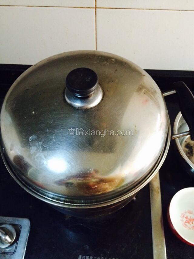 大火烧开后小火慢炖一小时后，倒入山药小火慢炖。