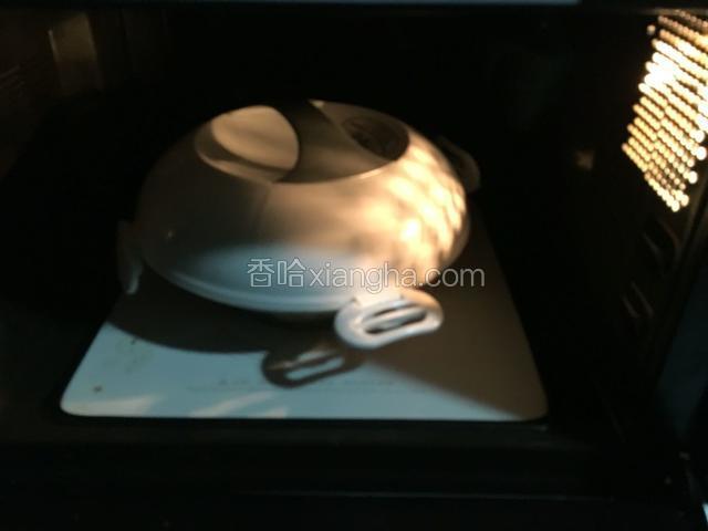 和黄油拌匀放入微波炉加热两分钟取出搅拌均匀再加热两分钟