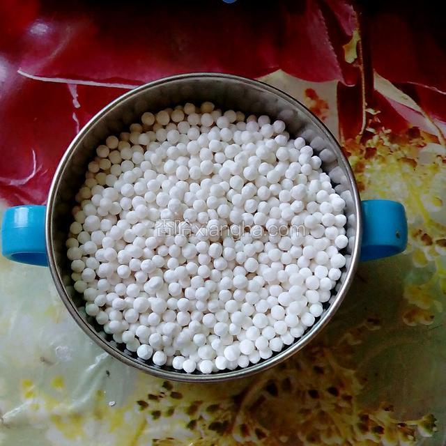 把西米用水浸泡半小时再用辅食机搅碎（家里如果有搅拌机就直接打碎更好）