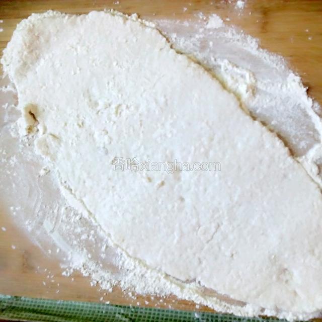 把醒发后的西米团也擀成和紫薯厚度差不多的皮